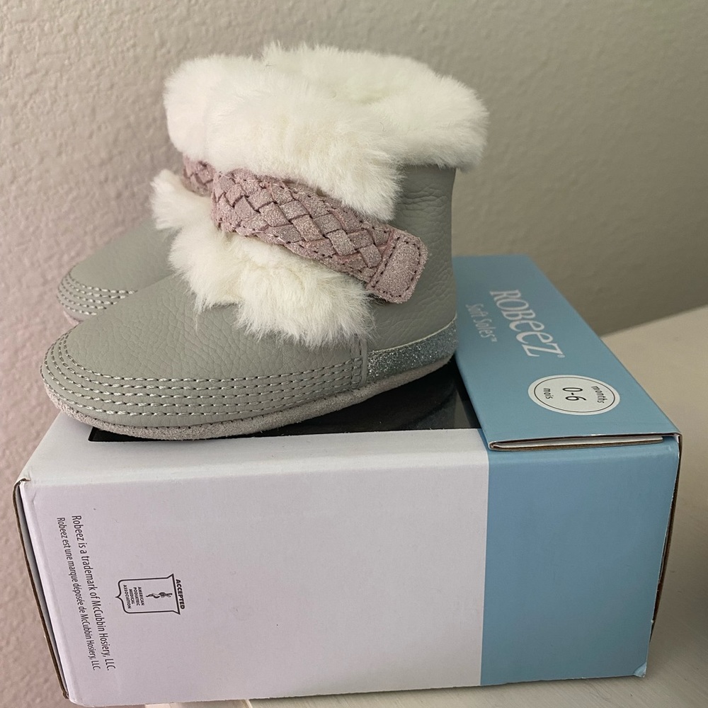 Brand new never worn Robeez warm baby boots!